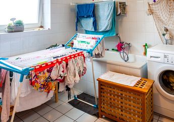 Hujan Bikin Jemuran Pada Apek! Padahal Cuma Pakai 1 Bahan Dapur Ini Bisa Hilangkan Bau yang Nempel Pada Pakaian, Ibu-Ibu Coba Nih