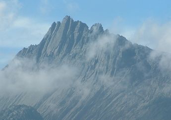 Mendakinya Saja Langsung Terancam Sanksi Berat, Gunung Tertinggi di Indonesia Ini Kini Sedang 'Puasa'
