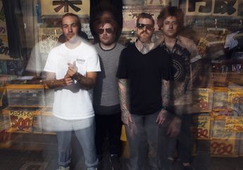 Kemarin Bikin Iklan di Koran, Sekarang Fall Out Boy Ngirimin Kartu Pos ke Penggemar. Ada Apa?