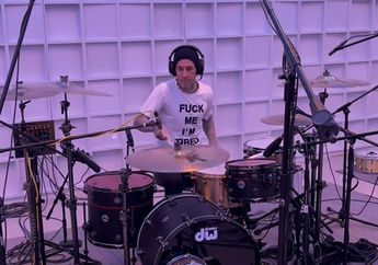 Bikin Video Gebuk Drum, Travis Barker Konfirmasi Blink-182 Lagi Garap Lagu Favorit Para Penggemar!