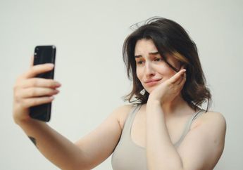 Pantes Enggak Mulus, 4 Kebiasaan Pakai Gadget Ini Bikin Jerawatan