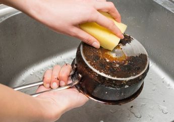 Trik Menghilangkan Kerak Gosong pada Panci dengan 3 Bumbu Dapur Ini