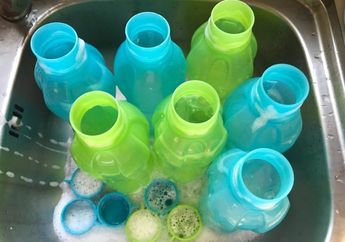 Cara Cepat Menghilangkan Bau Sabun Cuci Piring di Botol Minum, Cuma Dikocok-kocok 1 Bahan Ini Langsung Lenyap Baunya