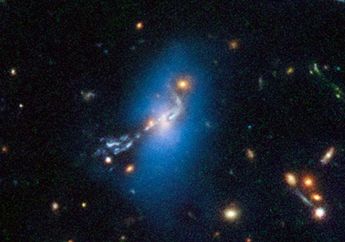 'Cahaya Hantu' Galaksi Temuan Hubble Membentang Jauh ke Masa Lalu