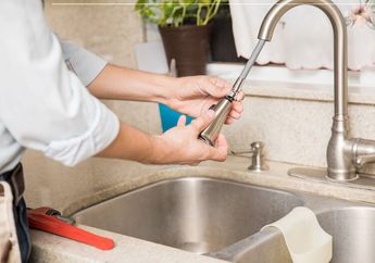Disebut Lebih Kotor dari Toilet, Begini Cara Membersihkan Keran Bak Cuci Piring yang Berkerak Agar Kembali Kinclong, Cuma Butuh 1 Bahan Dapur Ini