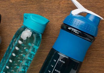 Suka Heran Tiap Beli Baru Selalu Berbau, Ternyata Botol Minum Plastik Harus Dibersihkan dengan Satu Bahan Dapur Ini Dulu Sebelum Dipakai