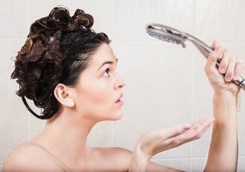 Bikin Air Gak Keluar Maksimal, Intip Cara Membersihkan Kerak di Shower yang Menutup Lubang Air! Gampang Banget