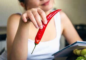 Ibu Menyusui Makan Pedas, Apakah Efeknya Bikin Bayi Alami Diare?