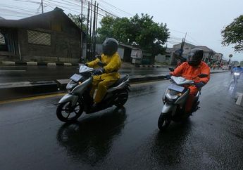 Tips Harian Motor Matic, Begini Posisi Kaki Saat Hadapi Jalan Licin Kelar Hujan