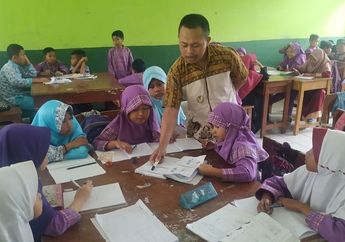Jadwal BLT Gaji Guru Honorer, Simak Cara Cek Penerimanya Lewat Web ini
