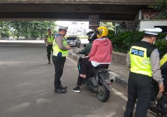 Wanita Perlu Tahu Motor Matic, Ini Akibat Kalau Boncenger Tidak Pakai Helm
