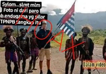 KKB Papua Ketahuan Bohongnya, Foto Bule Pegang Bendera Bintang Kejora Bukan Pilot Susi Air, Ternyata dari Sini Gambar Aslinya