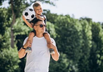 Berperan Sama dalam Mengasuh Anak Laki-laki, Ini yang Perlu Ditanamkan Dads pada Si Jagoan