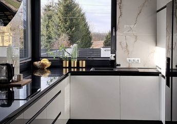 Desain Dapur Putih Bermain dengan Warna Hitam, Potretnya Gak Bikin Jenuh