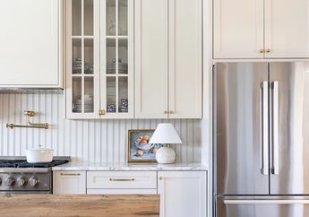 Gak Banyak yang Tahu, Tampilan Dapur Kecil Lebih Segar Usai Kitchen Set Dicat Warna Cerah, Fotonya Estetik