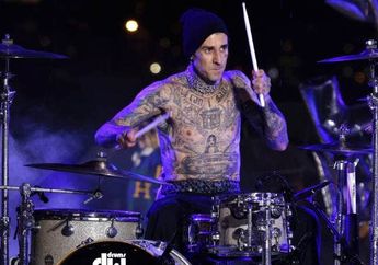 Travis Barker Bakal Jalani Operasi Jari Sebelum Berangkat Konser Nanti