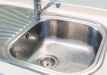 Ingin Bak Cuci Piring Stainless Steel Selalu Terlihat Mengkilap? Coba Ikuti 1 Trik Sederhana dari Mertua Ini Cuma Bermodal Baking Soda