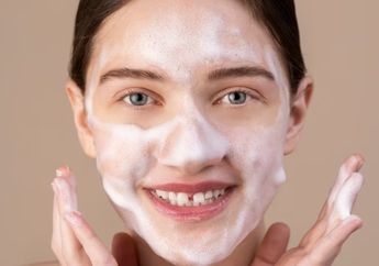 Apa Itu Double Cleansing? Pemilik Masalah Kulit Kusam Wajib Tahu!
