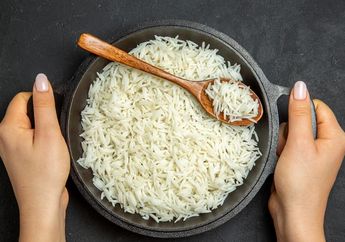 Cara Mengatasi Bau Nasi Gosong yang Dimasak di Atas Api Kompor