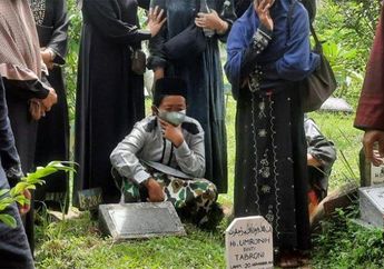 Adul Menatap Kosong Jenazah Ibunya yang Tertutup Tanah, Sang Komedian Bersujud di Pusara sang Ayah, Manajer Ungkap Hal Ini