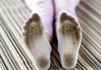 Putih Tanpa Pemutih, Kaos Kaki Dekil Bisa Kembali Cerah Lagi Cuma Direndam Seember Larutan Bahan ini, Coba Deh!