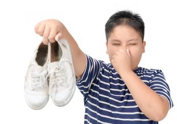 Untung Punya Tetangga Baik Hati Kasih Tahu, Ternyata Cara Menghilangkan Bau pada Sepatu Bisa Pakai Bahan Alami Ini