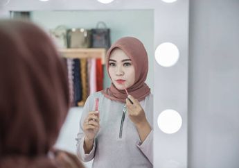 5 Cara Bikin Lipstik Tahan Lama saat Lebaran. Enggak Perlu Touch Up!