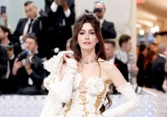 Penampilan Anne Hathaway di Met Gala 2023. Stunning dengan Gaun Tweed!