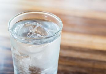 Meski Nyegerin, Minum Air Dingin Tiap Hari Datangkan 7 Bahaya Ini