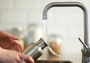Capek Kalau Digosok-gosok, Mending Masukkan Satu Bahan Dapur ini Supaya Botol Minum Kembali Bersih