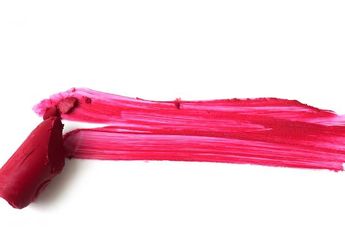Rekomendasi Deterjen untuk Menghilangkan Noda Lipstik di Baju