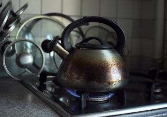 Cara Ampuh Menghilangkan Noda Terbakar di Bagian Bawah Teko, Bisa Bersih Kinclong Lagi Kalau Digosok 2 Bahan ini, Gak Perlu Pakai Tenaga!