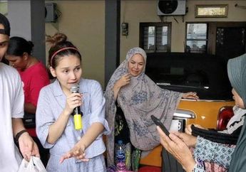 Ayu Ting Ting Buka Lapak di Depan Rumah Jual Baju Bekas Pakai Mulai Rp 7 Ribu, Tetangga Langsung Serbu Sampai Rela Antri