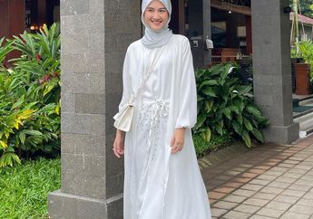 5 Dress Hijab Putih untuk Dipakai Solat Idul Adha 1444 H. Santun!