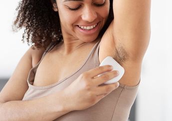Deodoran Bikin Ketiak Hitam? Ini Cara Pakai Deodoran yang Benar!