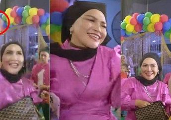 Umi Kalsum Enteng Nyawer Pakai Duit 1 Tas, Aksi Istri Abdul Rozak Sebarkan Uang dari Ayu Ting Ting Disorot, Netizen: Insha Allah Berkah