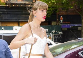 Curi 6 Gaya Taylor Swift Pakai Crop Top Biar Penampilan Makin Keren