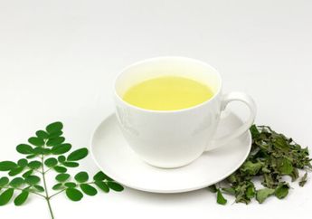 Cuma Rebus Segenggam Daun Kelor dan Minta Suami Minum Airnya Hangat-hangat Sebelum Tidur, Efeknya Bikin Malas Turun Ranjang Sampai Besok Siang!