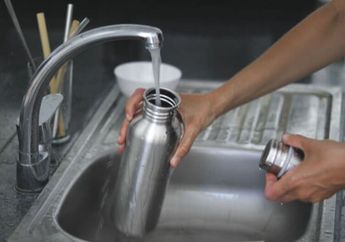 Masih Malas Mencuci Botol Minum? Ahli Ungkap Fakta Mengerikan yang Bisa Terjadi, Tolong Waspadai