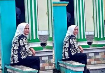 Momen Ibu Negara Tunggu Presiden Jokowi Jumatan di Depan Masjid Viral di TikTok, Penampilan Sederhananya Banjir Pujian