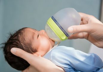 Cara Aman Menyimpan ASI Setelah Dipompa, Lebih Baik di Freezer atau Kulkas Bawah?