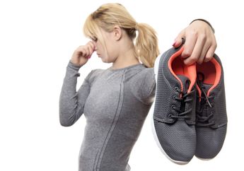 Cara Menghilangkan Bau Apek di Sepatu Lari, Cukup Taruh Barang Ini di Dalamnya Semalaman