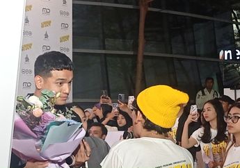 Bak Bantah Isu Putus, Fadly Faisal Senyum Cerah dan Bawa Bunga di Gala Premiere Film Rebecca Klopper