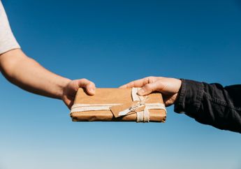 5 Ide Hadiah untuk Mantan Pacar agar Mau Balikan, Sukses Bikin Doi Luluh