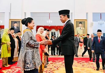Presiden Salting Saat Dicium Tangan Usai Sematkan Tanda Kehormatan, Iriana: Pak Jokowi Nggak Pernah Ngasih Kejutan