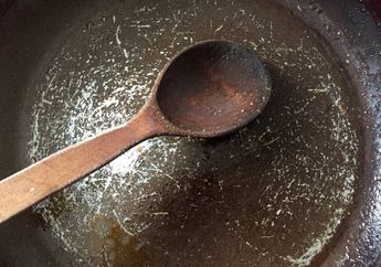 Kembali Seperti Baru, Begini Cara Mudah Menghilangkan Noda Hitam di Sutil Kayu Cuma Digosok 2 Bahan Dapur Ini