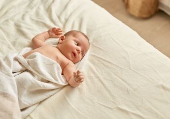 Jangan Sampai Salah Penanganan, Ini Pertolongan Pertama yang Tepat untuk Bayi Jatuh dari Tempat Tidur