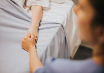 10 Ucapan Doa untuk Orang Sakit Perempuan Lengkap dengan Artinya