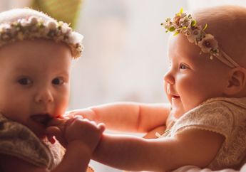 Tips-tips Menyusui Bayi Kembar yang Benar dan Patut Moms Coba Terapkan