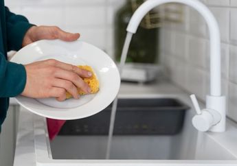 Pantas Karyawan Katering Kalau Cuci Piring Bisa Kinclong dalam Hitungan Menit, Ternyata Pakai 2 Trik ini Supaya Bersih Tapi Hemat Air